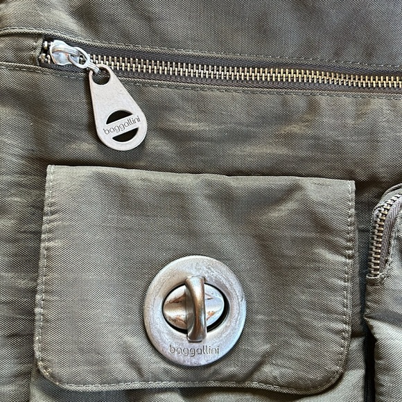 Baggalini Crossbody bag with OODLES OF POCKETS! - Picture 2 of 8